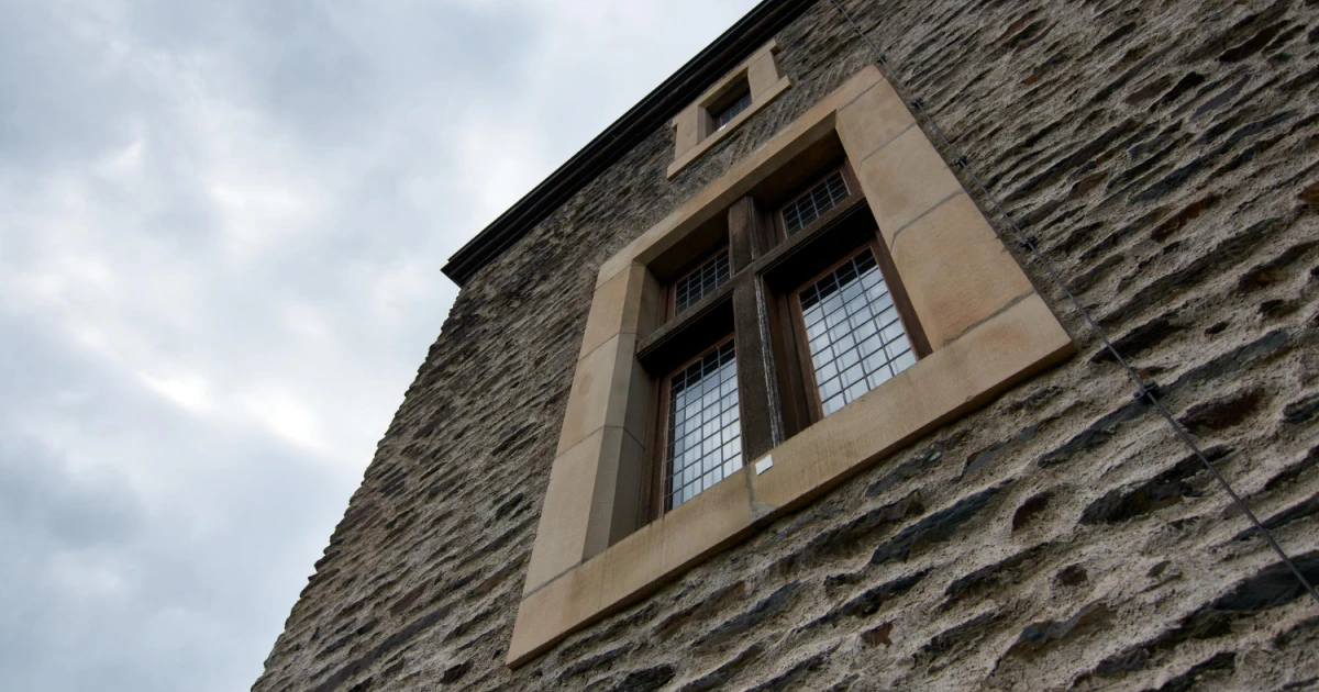 dom z elewacja wykonana z kamienia naturalnego