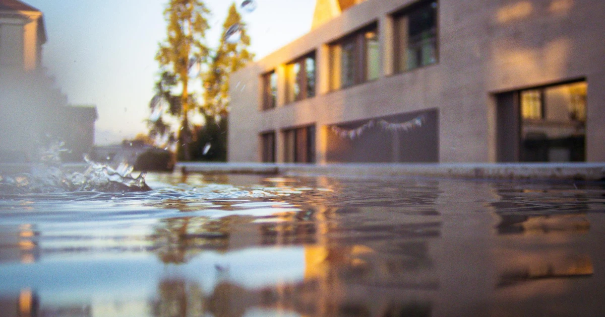 odwodnienia liniowe skutecznie pomagają zabezpieczyc dom przed poddopieniem