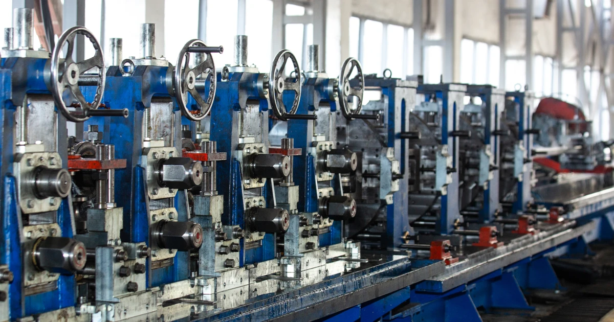 Dlaczego wygłuszenie maszyn produkcyjnych jest kluczowe dla efektywnej pracy