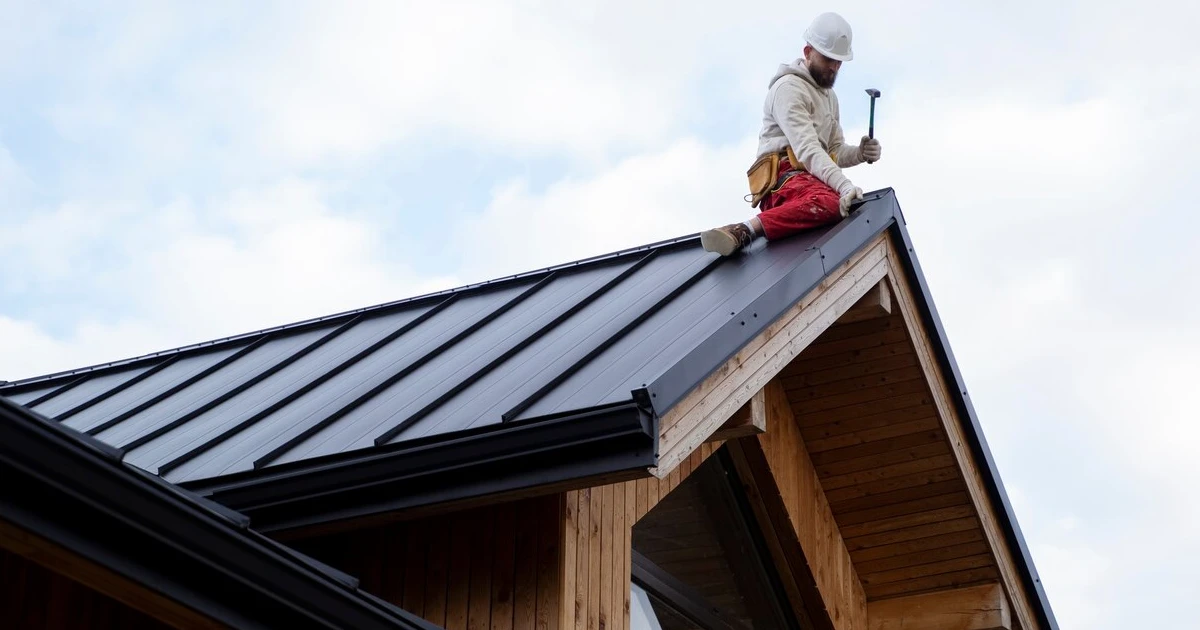 Wykorzystanie ocynkowanej blachy trapezowej do krycia dachów współczesnych domów mieszkalnych