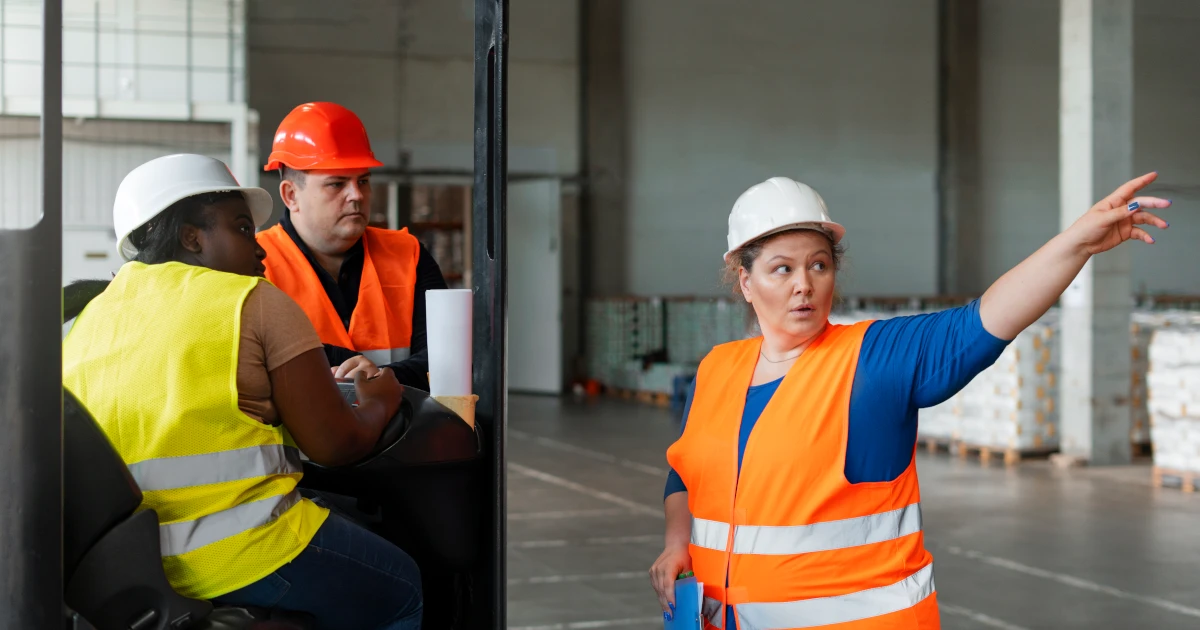 Co oznaczają kolory kasków pracowników