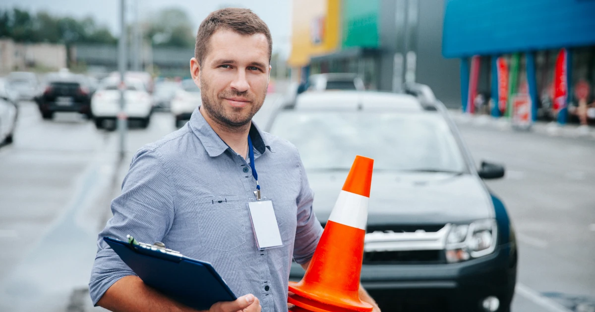 Dlaczego warto zatrudnić parkingowego w zakładzie pracy