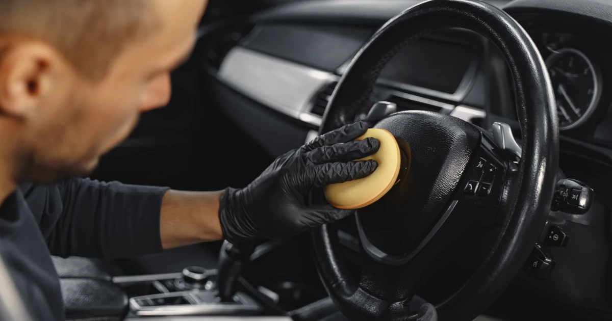 Praktyczne wskazówki dotyczące pielęgnacji elementów plastikowych tapicerki samochodowej