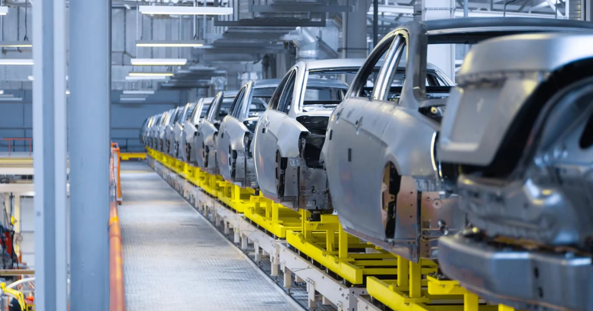 dbalosc o logistyke i ciągłość łańcuchów dostaw jest niezwykle istotna w podtrzymaniu procesów produkcyjnych w branży motoryzacyjnej